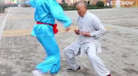 Kasıklara Kütük ve Taşla Vuran Çinli Kung Fu Ustaları