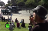 Polisi Gören Protestocunun Islıkla Star Wars Müziğini Çalması