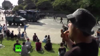 Polisi Gören Protestocunun Islıkla Star Wars Müziğini Çalması