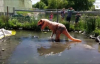 T-Rex Kostümüyle Timsaha Meydan Okumak