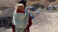4 Çocuk Annesi Kadın, Sırtındaki 16 Aylık Bebekle Ekmek Mücadelesi Veriyor 