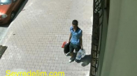 Litrelik sularla kendilerini kamufle eden hırsızlar kamerada