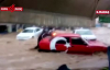 Sele Kapılıp Sürüklenen Otomobili Elleriyle Tutmaya Çalıştı