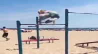 Süper Kızın barfiks demirindeki akrobasi gösterisi