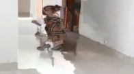 Topuklu Ayakkabı Giyen Küçük Kız