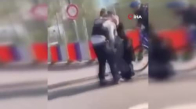 Fransa’da polis 'karşıdan karşıya geçtikleri' için başörtülü kadınları darp etti 
