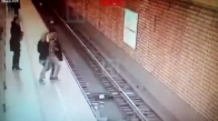 Tartıştığı Arkadaşını Tren Yoluna Attı!