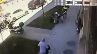 Yolda Yürüyen Kadına Saldırı Kamerada