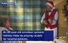 Hastanede Yatan İnsanlara Noel Baba Kostümüyle Ukulele Çalan Adam