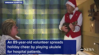 Hastanede Yatan İnsanlara Noel Baba Kostümüyle Ukulele Çalan Adam