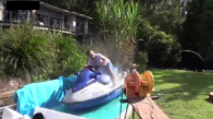 Karantinada: Avustralyalı Baba Bahçede Harika Jet Ski Binmek için farkındalığı