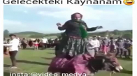 Eşeğin Üstünde Oynayan Kadın