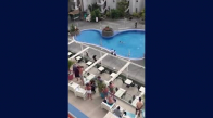 Karantinaya uymayıp havuza giren İngiliz kadına gözaltı
