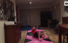 Kızının Jimnastik Hareketlerini Taklit Etmeye Çalışan Eğlenceli Baba (Çocuk Gibi Olmak ) çok Eğlenceli