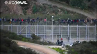 İspanya-Fas sınırında kaçak göçmenler tel örgülerde yakalandı