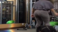 Günlük Egzersizini Yaparken Kızını Yere Yapıştıran Anne