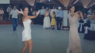 Gürcü Güzellerden Etkileyici Dansı