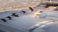 Gemideki Buzları Kırmaya Çalışan Mürettebat