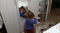Ayna Karşısında Saçını Tarayan Küçük Kız