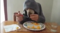 İnsan Gibi Yemek Yiyen Köpek