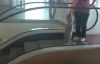 Yürüyen Merdivendeki Bebek