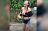 Turist Kızın Göğüslerini Açıp Kaçan Sapık Maymun