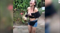 Turist Kızın Göğüslerini Açıp Kaçan Sapık Maymun