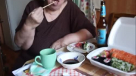 Büyükanne Suşi Yiyiyor