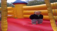 Oyun Parkında Oynarken Tarzından Ödün Vermeyen Çocuk