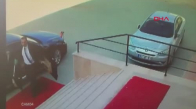 Valinin Aracındaki Türk Bayrağını Öpen Çocuklar