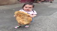 Koca Ekmeği Tek Başına Yiyen Kız