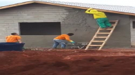 İskelesiz Malayla Çimentoyu En Yükseğe Fırlatan İşçi