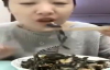 Çinli Kadının Pişmiş Kurbağa Yemesi