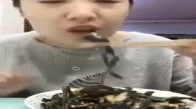 Çinli Kadının Pişmiş Kurbağa Yemesi