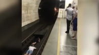Hızla Gelen Metronun Önüne Yatmak