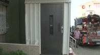 7 katlı binanın dışına evine rahat girebilmek için izinsiz asansör yaptı 