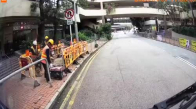 Hong Kong Kaza Sonucu yanan personele bir yakıt dolusu akaryakıt döken iş arkadaşı