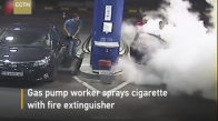 Benzin İstasyonunda , Sürücü Sigarası Yangın Tüpüyle Söndürüldü