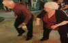Çılgınlar Gibi Dans Eden Yaşlı Çift