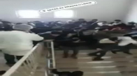 Okul Merdivenlerinde Birbirine Giren Liseliler