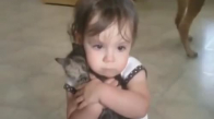 Kedi Yavrusunu Bırakmayan Kız Çocuğu