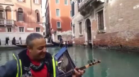 Venedik Sokaklarını Bağlaması İle İnleten Vatandaş