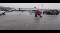 Market Arabasını Yerine Koymak İsteyen Adamın Buz ile İmtihanı 