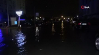 İzmir'de deniz taştı, araçlar suyun altında kaldı 