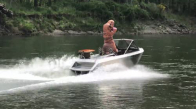 T-Rex Kostümüyle Tekne Süren Çılgın Adam