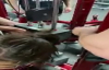 Spor Salonunda Ağırlık Çalışırken Saçları Ağırlıklara Dolanan Kadının Zor Anları 