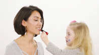 Ebrar Alya Demirbilek Kızlara Makyaj Yapıyor - Onedio