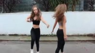 Güzel Kızlardan Sokak Dansı