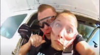 Paraşütle Atlayış Yaparken Takma Dişi Düşen Kadın