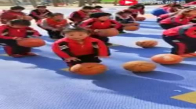 Çinli Bebelerin Basketbol Topu Sektirmesi